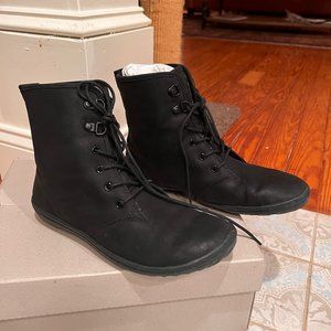 *BRAND NEW IN BOX!* Vivobarefoot Gobi High Top, Size 39, Black Leather